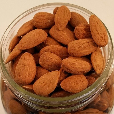 des d'amandes dans un pot en verre