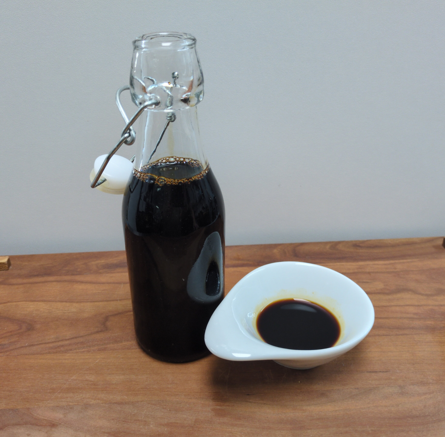 bouteille de damari avec une petite soucoupe