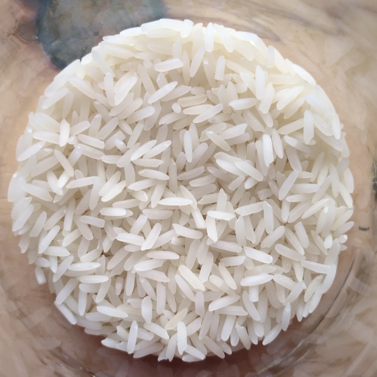 Riz jasmin blanc non cuit dans un bol de verre