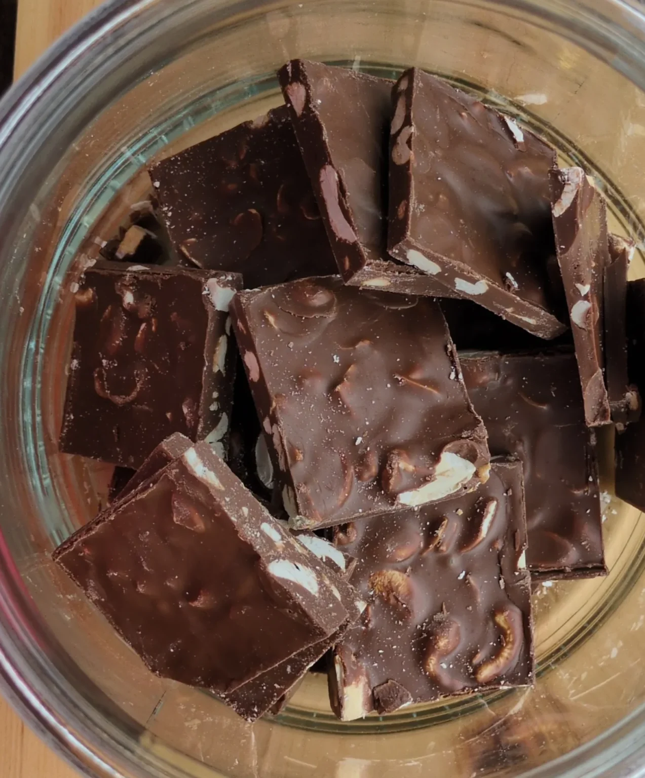 Carrés de chocolat au lait Cajou et sel de mer en pot