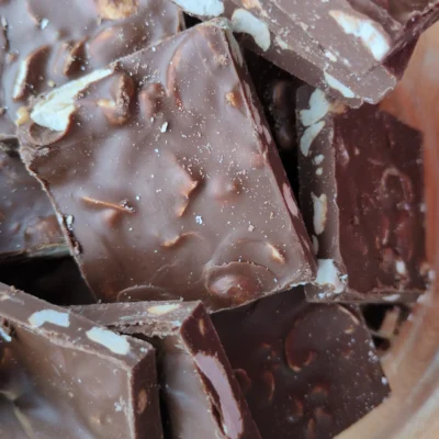 Carrés de chocolat au lait Cajou et sel de mer
