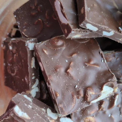 Carrés de chocolat au lait - Cajous rôtis et sel de mer