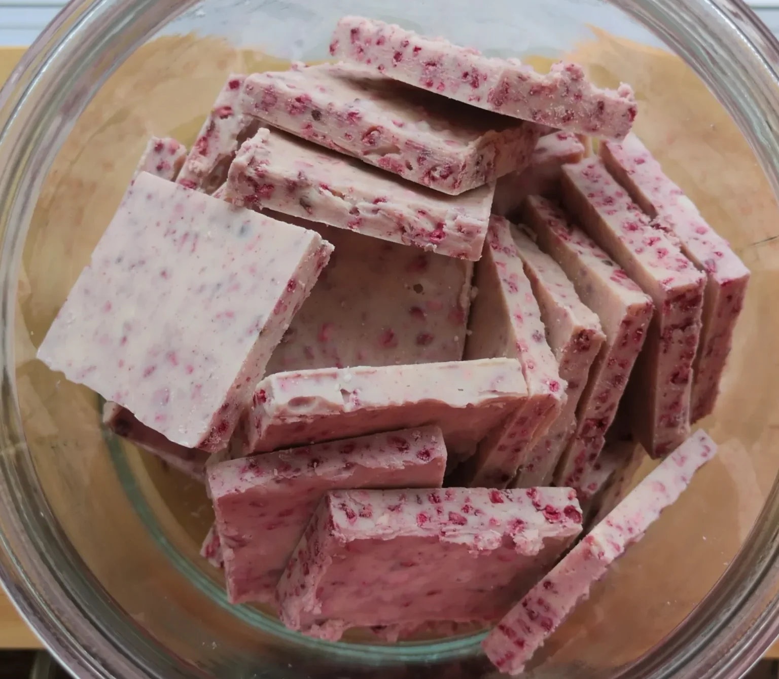 Chocolat blanc bio à la frambooise lyophilisées