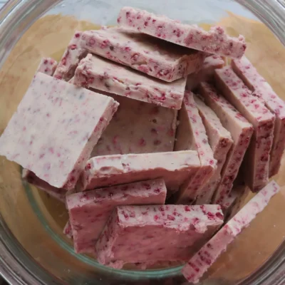 Chocolat blanc bio à la frambooise lyophilisées