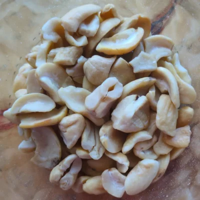 Noix de cajou non rôties en morceaux