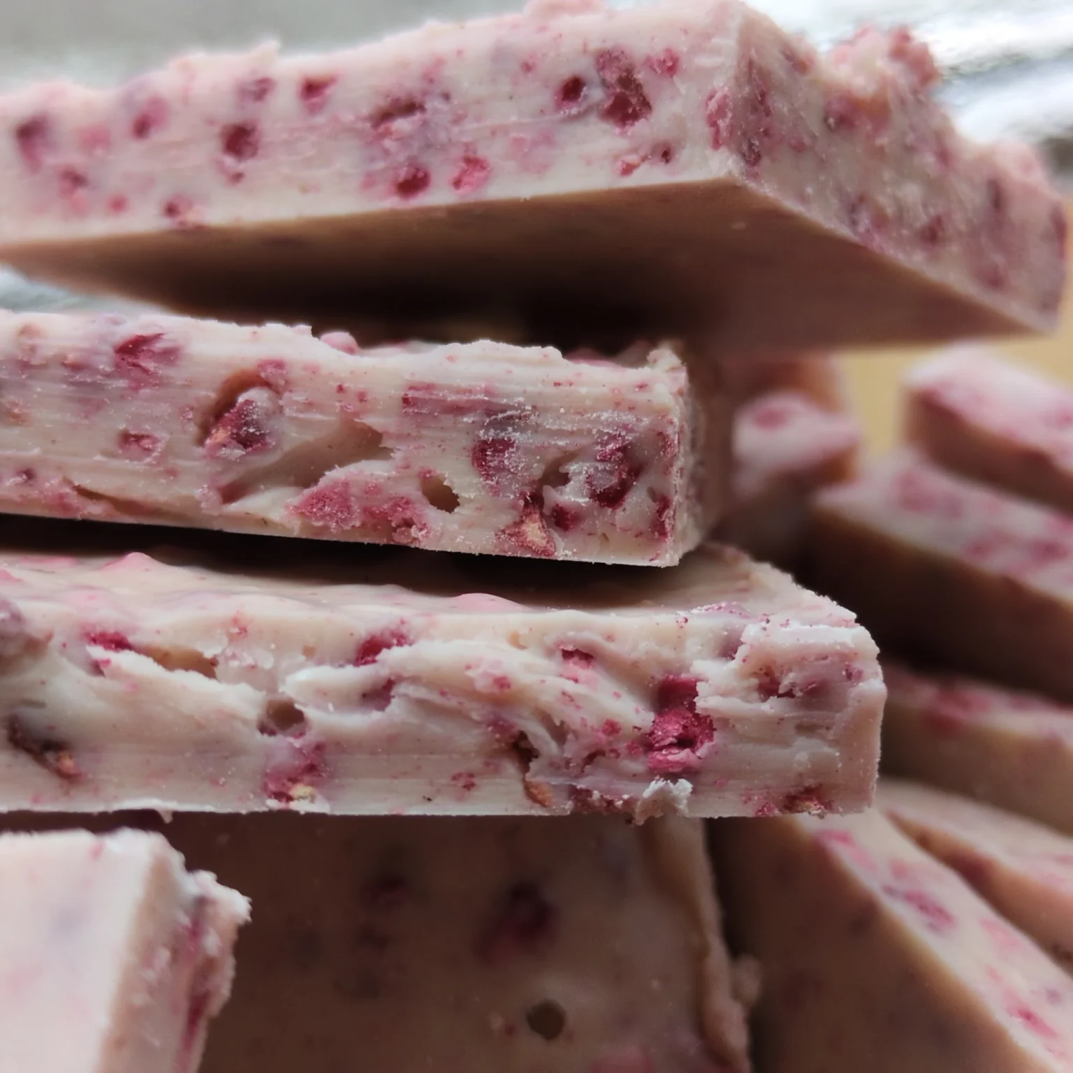 Carrés de Chocolat blanc à la framboise liophilysées